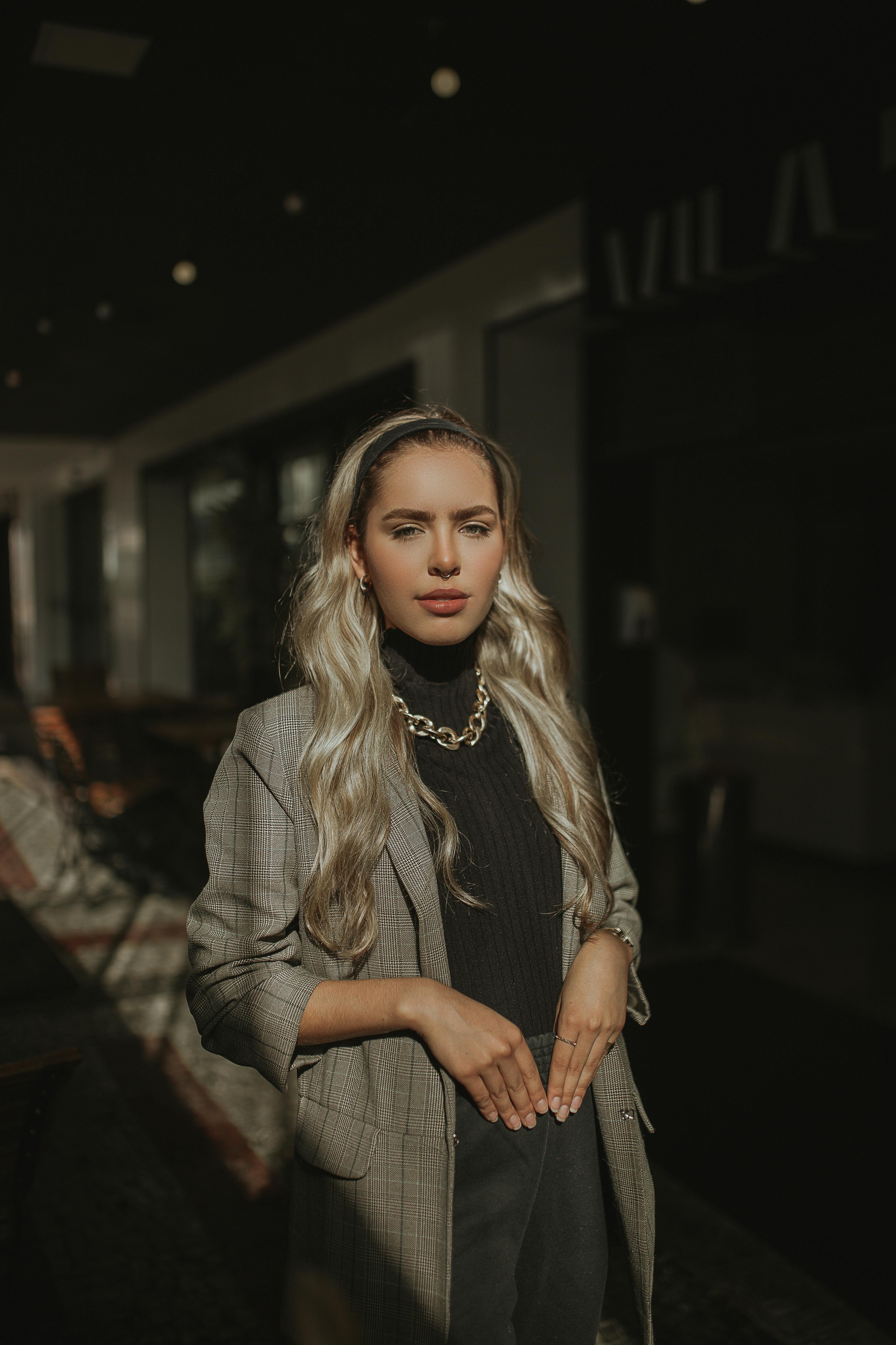 Ilmainen kuvapankkikuva tunnisteilla @outdoor, ammattimainen ilme, asu Kuvapankkikuva