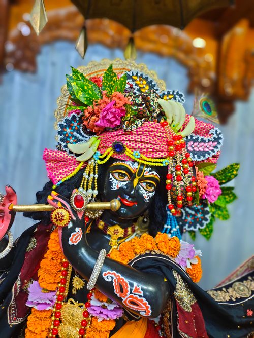 Free Intricate sculpture of a Hindu deity adorned with vivid colors and elaborate decorations. Stock Photo