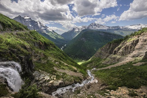 https://images.pexels.com/photos/163550/landscape-scenic-going-to-the-sun-road-rocky-mountains-163550.jpeg?auto=compress&cs=tinysrgb&dpr=1&w=500