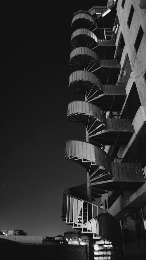 Бесплатное стоковое фото с вертикальный выстрел, винтовая лестница, город