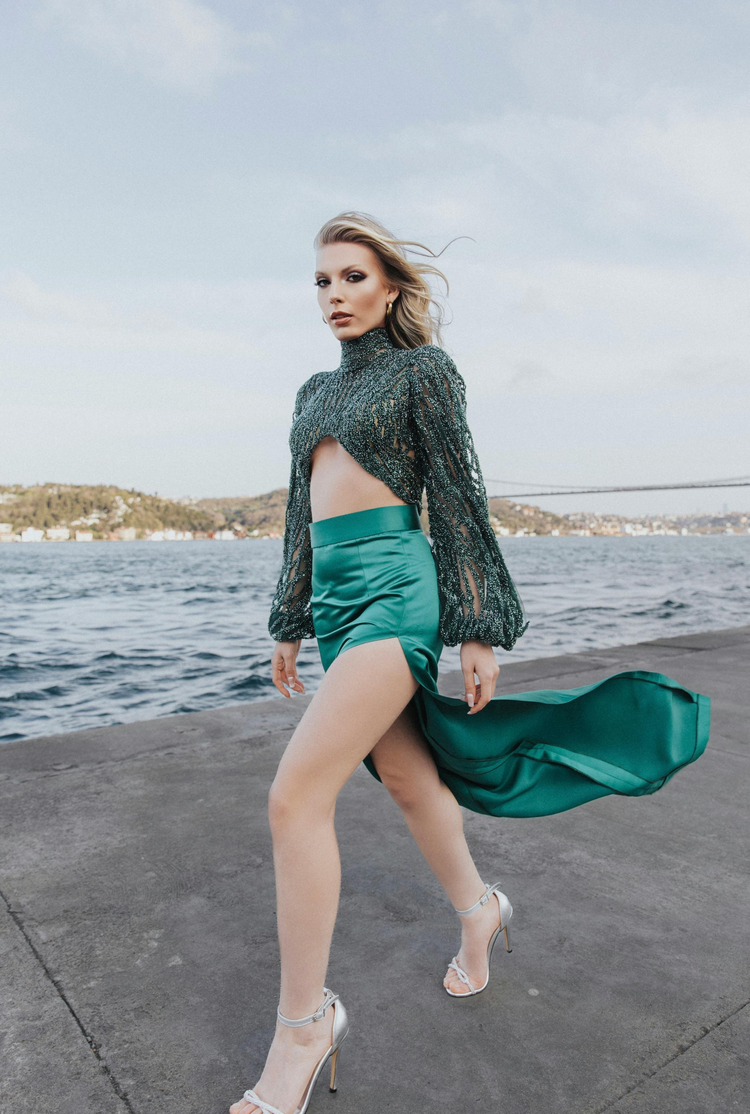 Gratis Blond Kvinde I Grøn Nederdel Går Langs Molen Lagerfoto