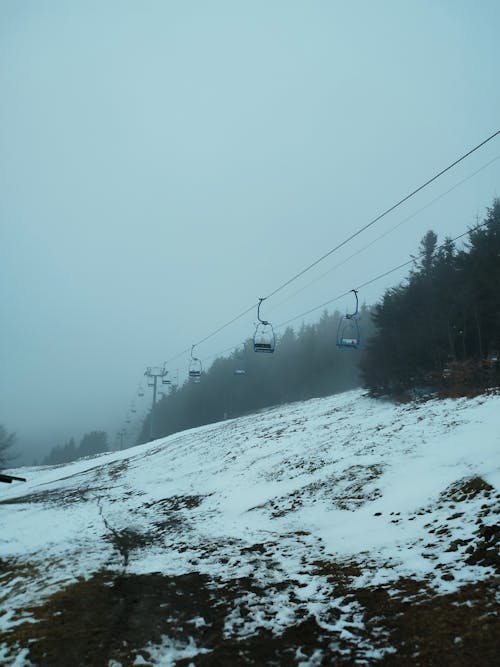 Foto profissional grátis de árvores, com frio, elevador de esqui