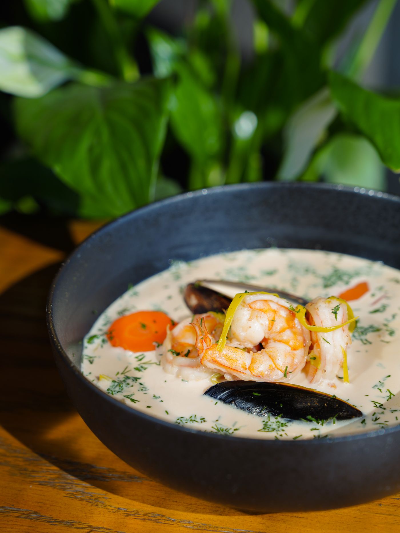 Bol de seafood chowder crémeux aux fruits de mer, spécialité du Kerry