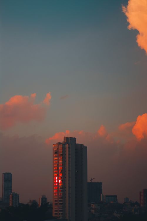 Free Captivating urban skyline with a modern skyscraper reflecting sunset colors. Stock Photo