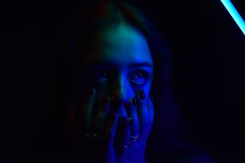 Gratis lagerfoto af blåt lys, hænder på ansigt, kvinde