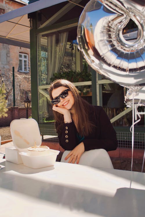 Immagine gratuita di caffè del marciapiede, donna, occhiali da sole