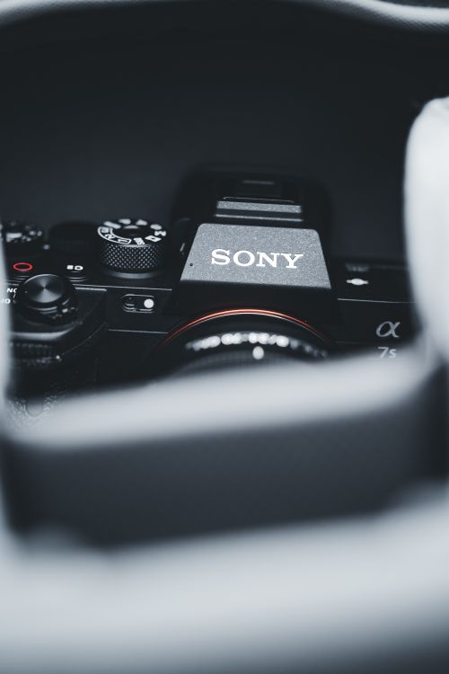 Free Selective focus on a professional DSLR camera with a lens, highlighting advanced photography equipment. Stock Photo