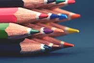 特写镜头下，彩色铅笔堆叠展示出充满活力的艺术与创造力