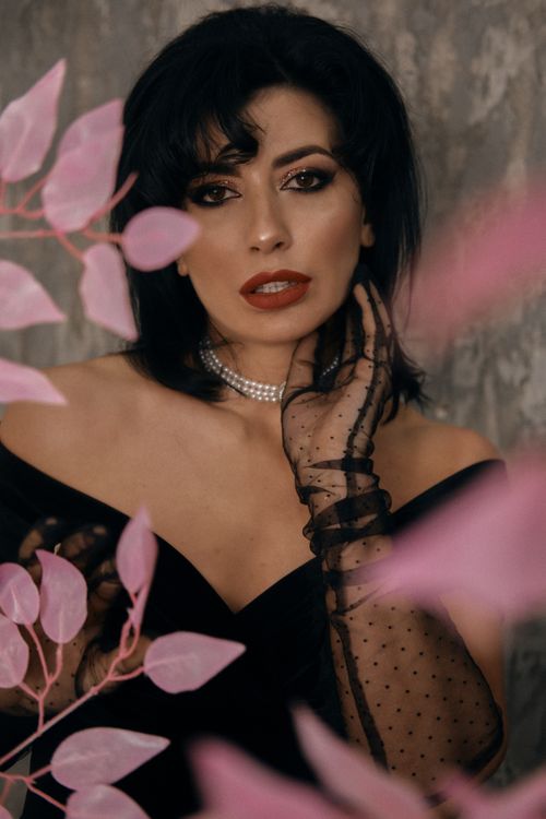 Free Elegant portrait of a caucasian woman with pink leaves and sophisticated makeup. Stock Photo