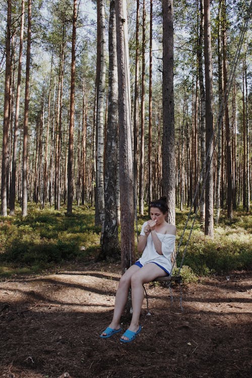 Photo De Femme Assise Sur Une Balançoire