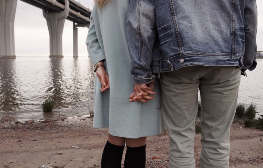 Online dating: starting a conversation on a niche platform