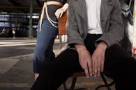 在工业环境中，男人坐着，女人站着