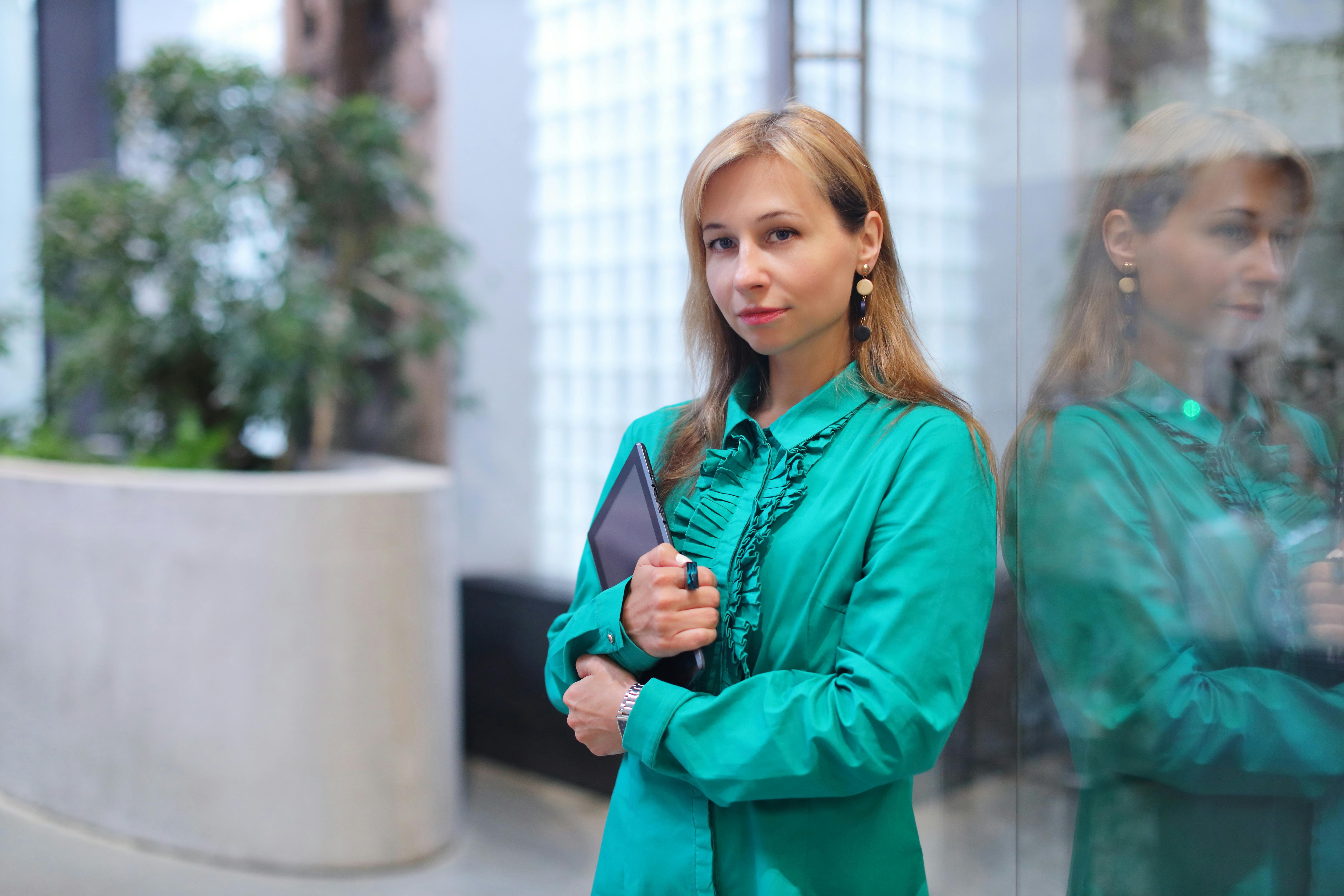 Gratis stockfoto met #binnen, arm gekruist, baas Stockfoto