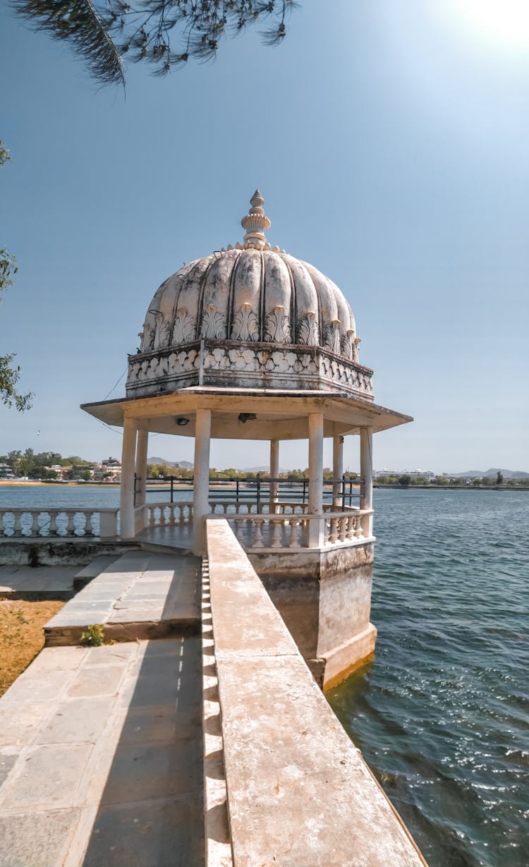 Nehru Garden On Lake In Udaipur