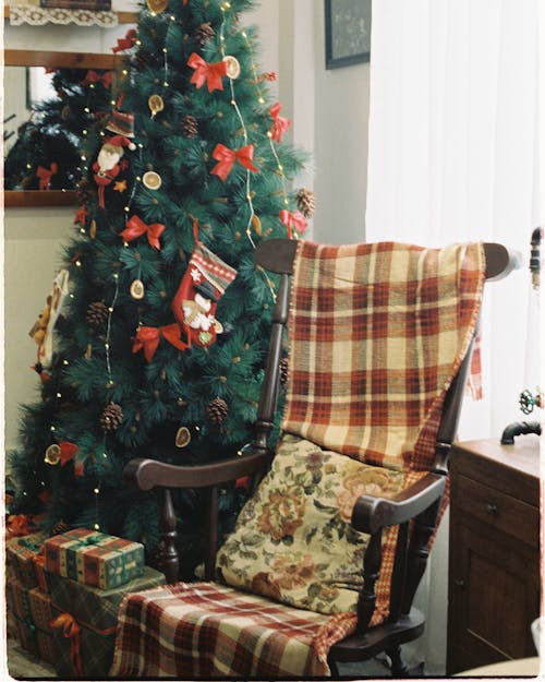 アームチェア, クリスマスツリー, クリスマス写真の無料の写真素材