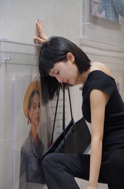 Ingyenes stockfotó ázsiai nő, beltéri, fal témában