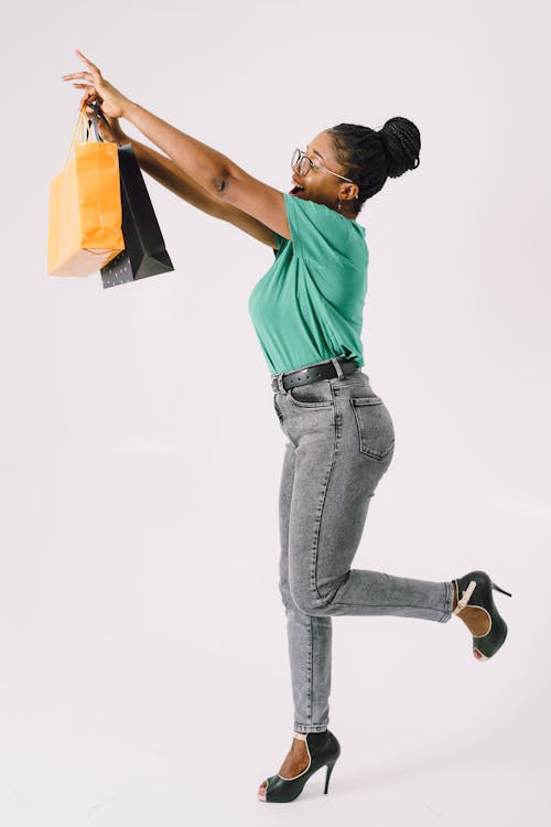 Безкоштовне стокове фото на тему «афро-американська жінка, білий фон, вертикальні постріл»