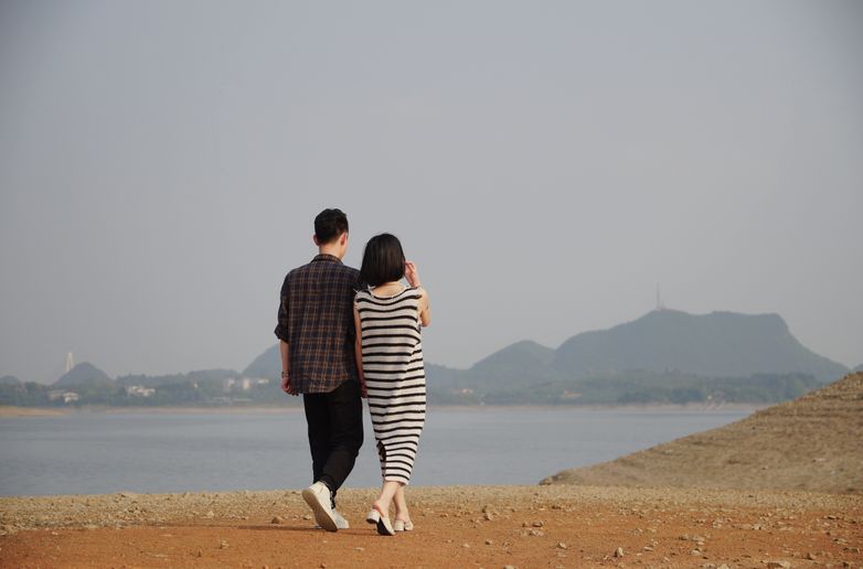 Online dating: starting a conversation on a niche platform