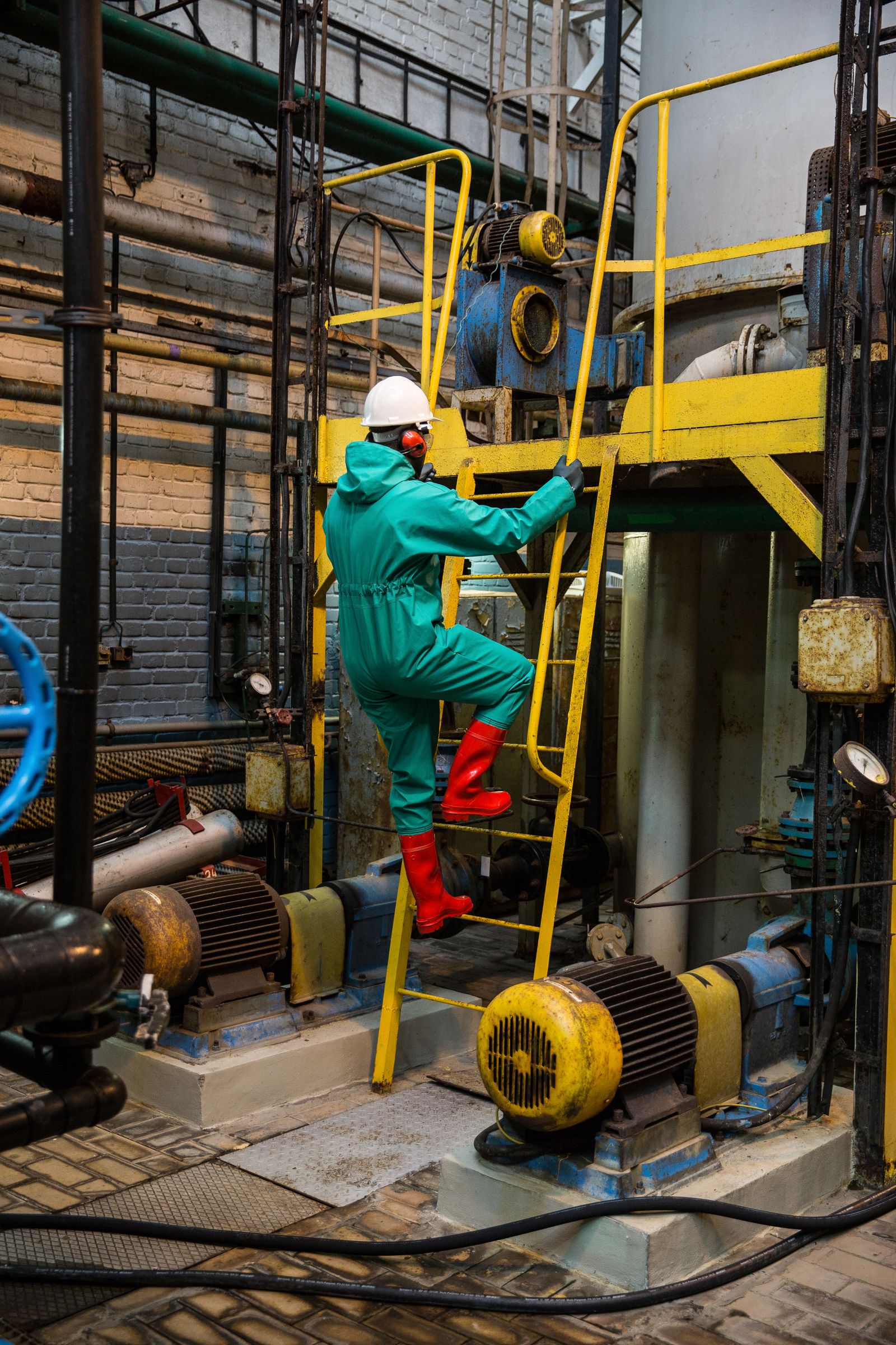 Profesional realizando trabajos de mantenimiento en un entorno industrial