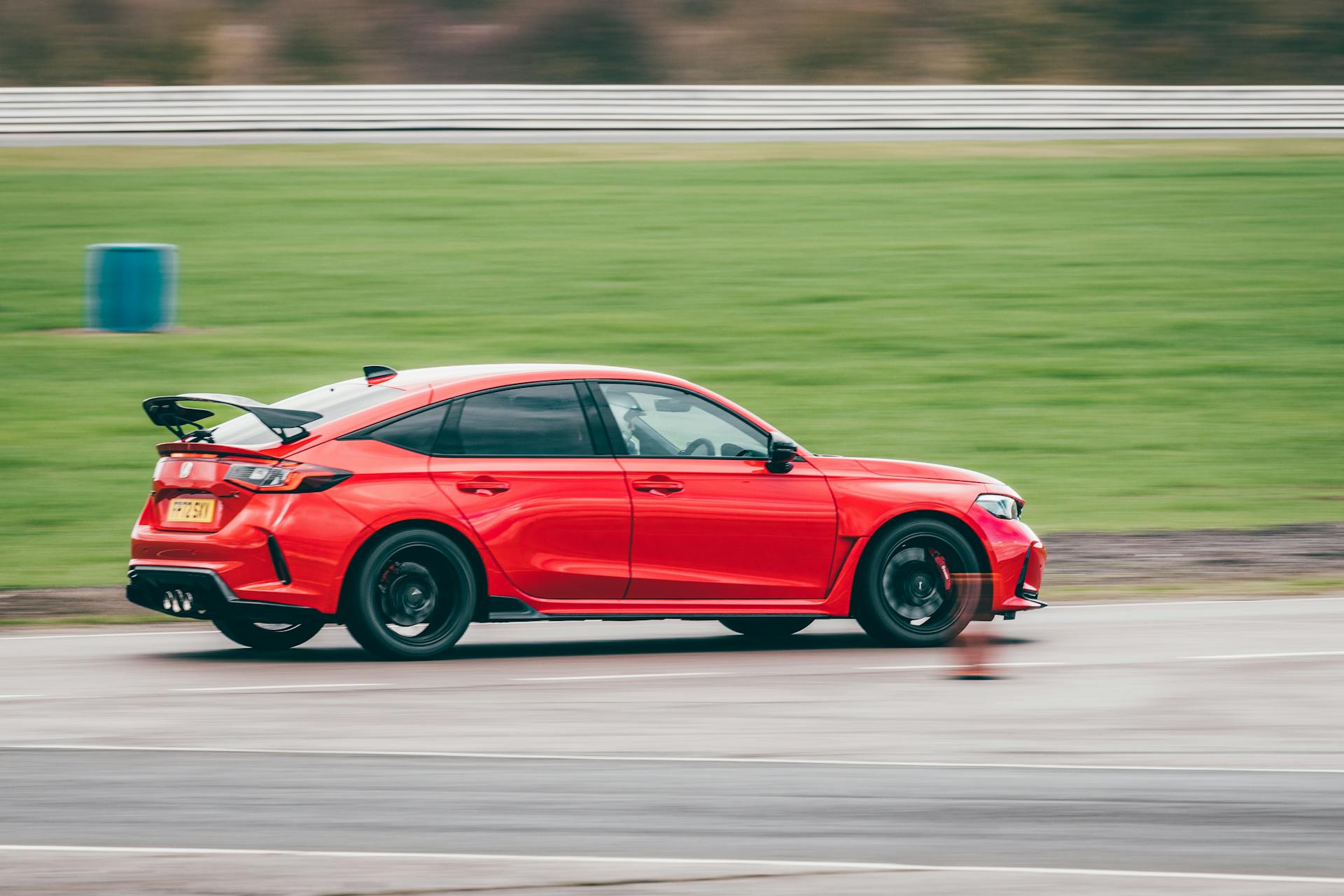 Revving into the weekend with the stunning 11th gen Honda Civic Type R 🏎️🔥! Unleashing its power on this iconic UK track, it's truly a sight to behold as it conquers every curve with preci...