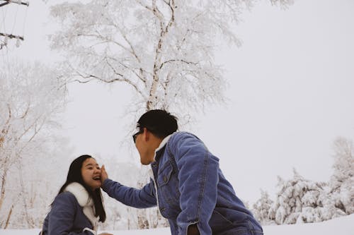 Kostnadsfri bild av asiatiskt par, dagsljus, förälskad