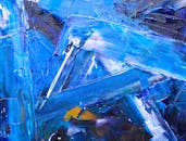 这幅充满活力的抽象艺术作品，画布上布满了大胆的蓝色与白色丙烯线条