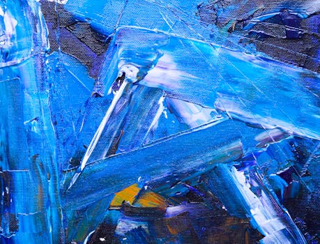 这幅充满活力的抽象艺术作品，画布上布满了大胆的蓝色与白色丙烯线条