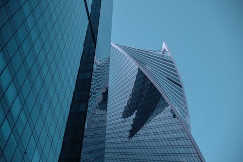 бесплатная Высотное здание из черного стекла Стоковое фото