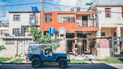 Xe Màu Xanh đậu Trên đường Phía Trước Nhà Màu Cam