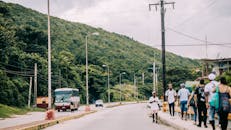 古巴圣克鲁斯北部街景，阳光明媚，人和车往来穿梭