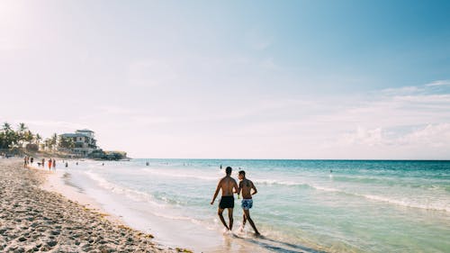 бесплатная Фото людей на берегу моря Стоковое фото