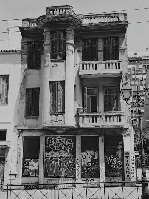 Free Damaged Building in Black and White Stock Photo