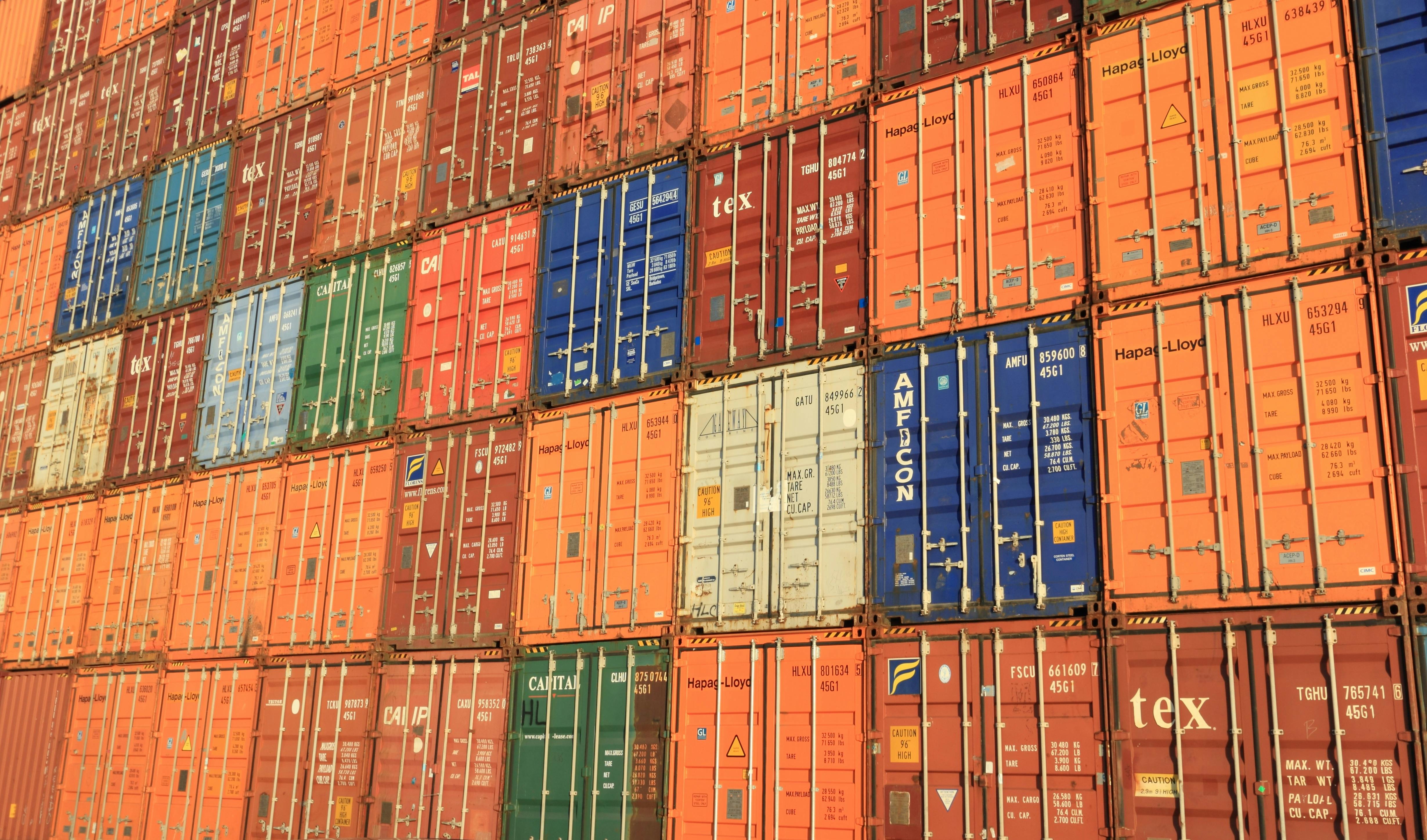 Container Pieni Di Rifiuti Con Grandi Sacchi Neri Di Spazzatura Chiusi Nel  Vento Vicino a Un Edificio Industriale. Ambientale Stock Footage - Video di  verde, metallo: 174840078