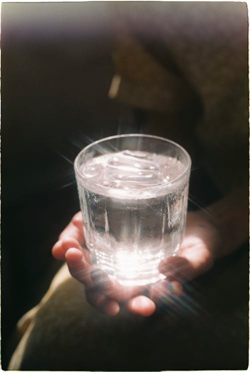 Immagine gratuita di bicchiere d'acqua, freschezza, mani