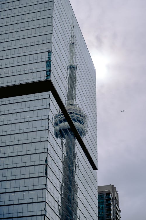camlar, cn kulesi, dikey atış içeren Ücretsiz stok fotoğraf