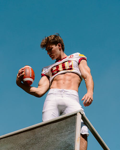 Kostenloses Stock Foto zu american football, ball, mann