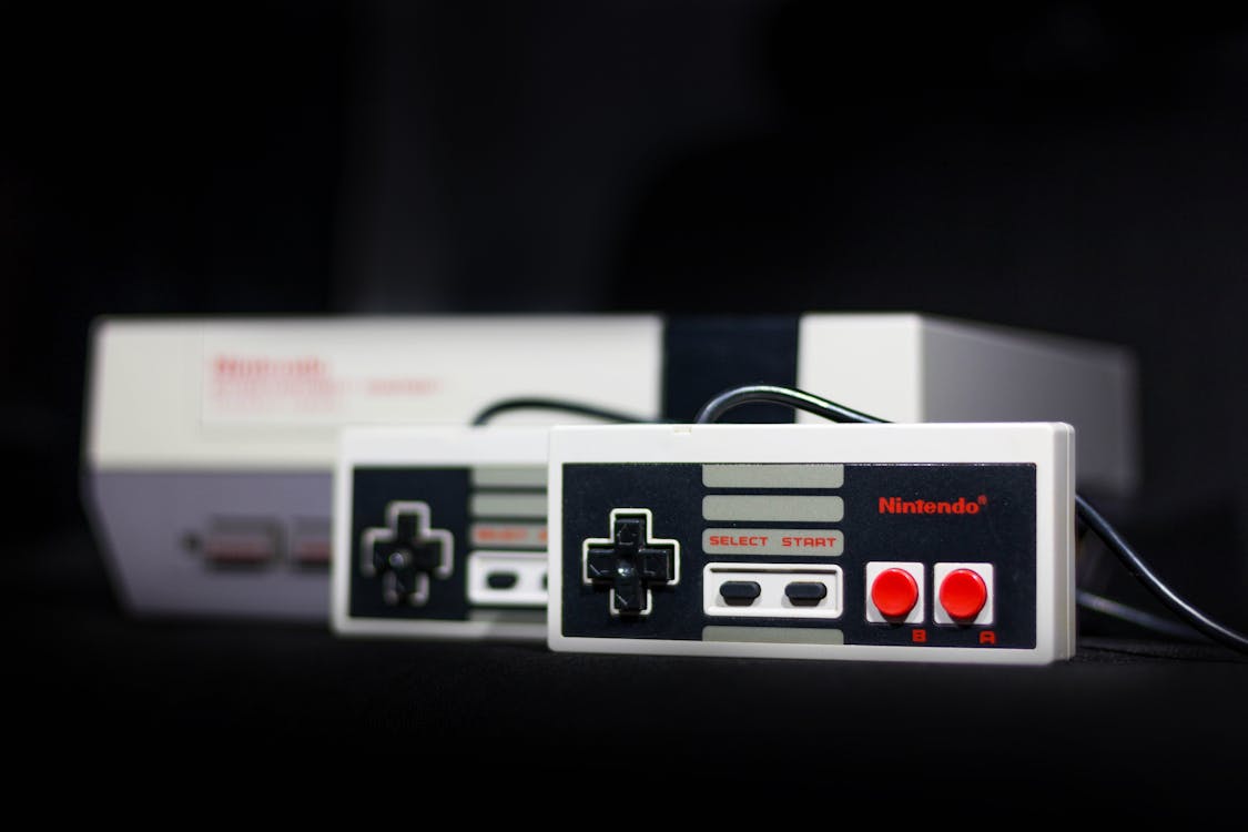 Nintendo NES console and controllers