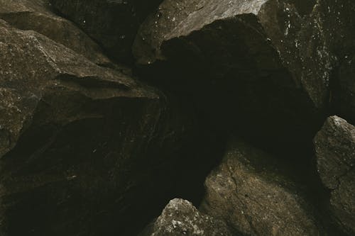 Foto d'estoc gratuïta de erosionat, fosc, roques