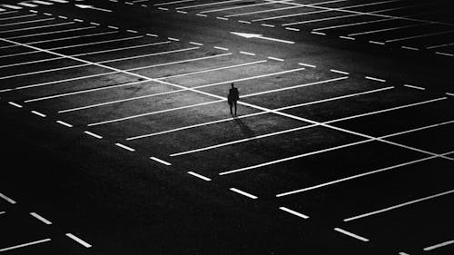 Homme Debout Sur Un Parking