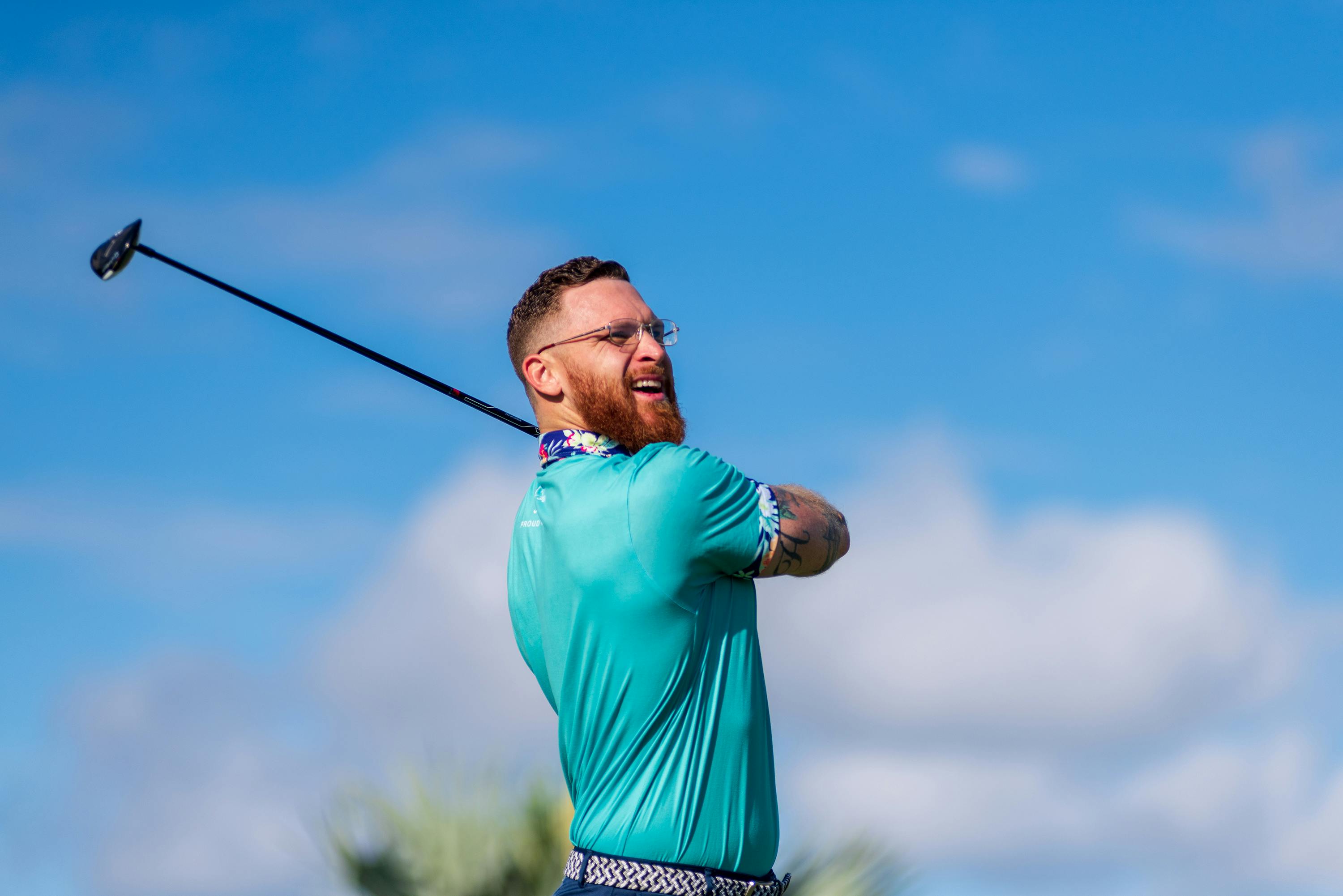 Man playing golf. | Photo: Pexels