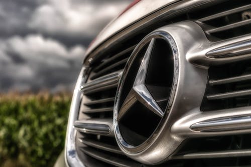 grátis Emblema De Prata Da Mercedes Benz Foto profissional