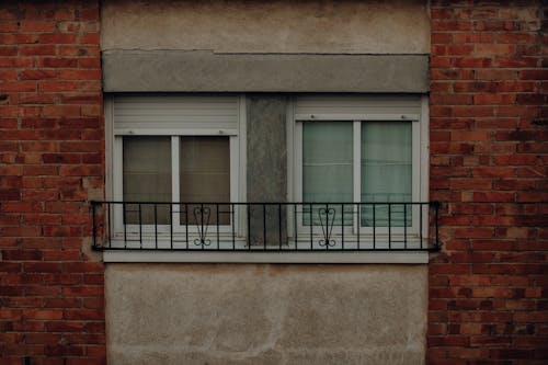 Zwei Geschlossene Fenster Zwischen Wänden