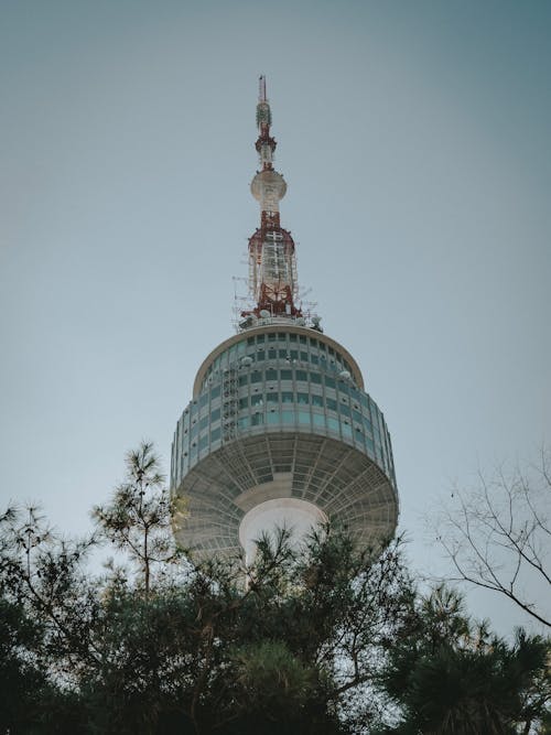 Fotografi Sudut Rendah Menara Putih