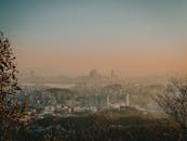 在暮色朦胧的天空下俯瞰首尔天际线，捕捉城市的本质