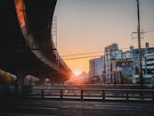 日出时分，城市景观中的桥梁与建筑营造出温暖而现代的氛围