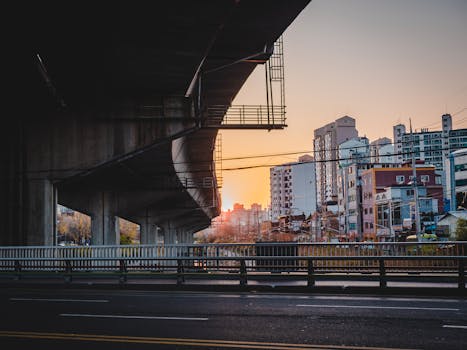 日落时分的城市，以一座桥梁为背景，建筑林立