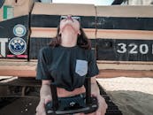 在迪拜一个阳光明媚的日子里，一名妇女站在重型机械旁使用控制器