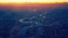 日落时分，一幅令人惊叹的鸟瞰图捕捉了泰晤士河蜿蜒穿过伦敦的天际线