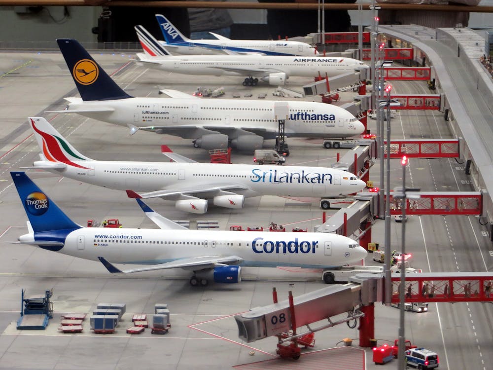 gratis Condor Vliegtuig Op Grijze Betonnen Luchthaven Stockfoto