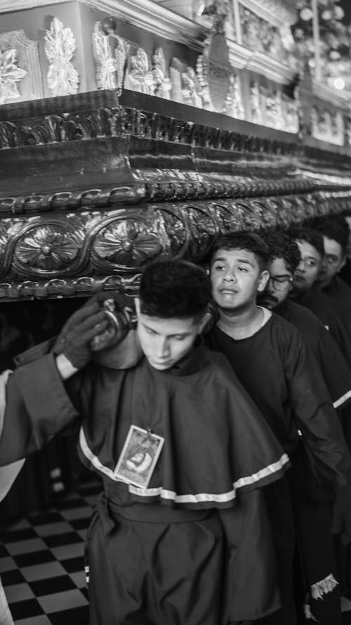 CUCURUCHOS SEMANA SANTA VIERNES SANTO 